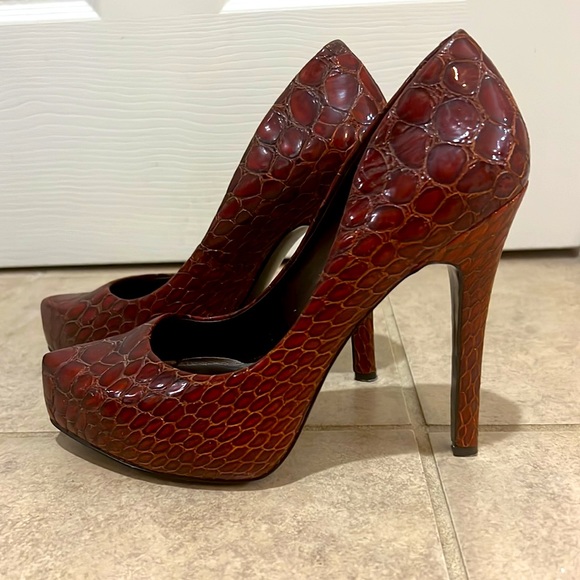 Red snakeskin Jessica Simpson Pumps - Picture 3 of 6